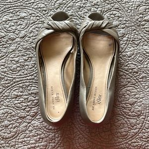 Anne Klein low heal gray leather shoes